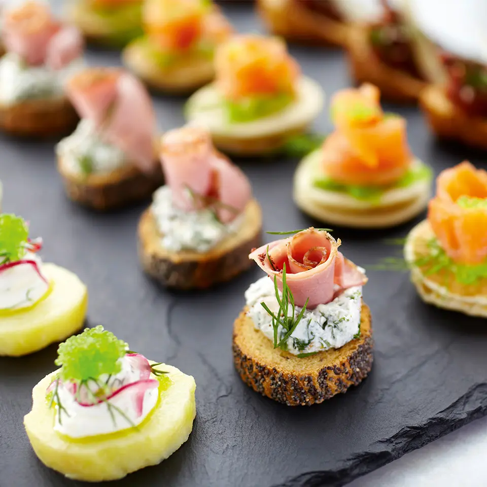 Das Team von Mein Catering betreut jede Veranstaltung mit größter Sorgfalt und komponiert Ihr Menü für festliche Anlässe. Von der Familienfeier anlässlich einer Sponsion bis zum Firmenevent im großen Rahmen. 