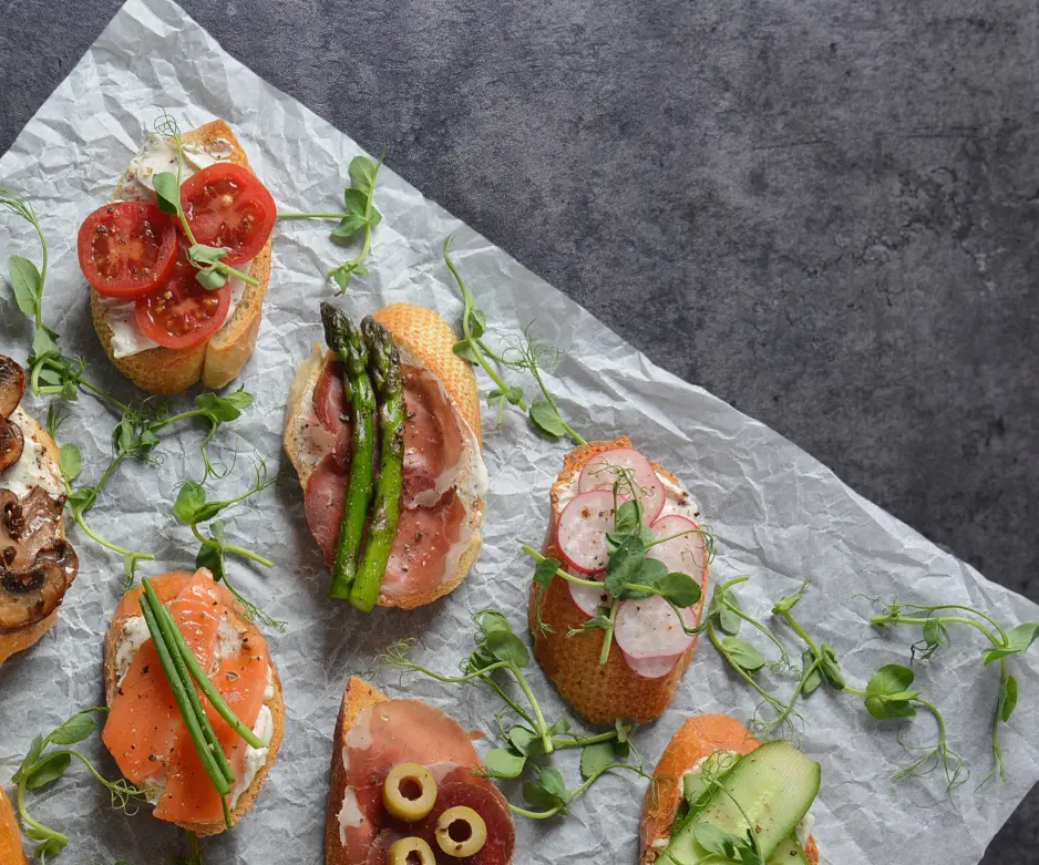 Frische Snack Boxen – von mediterran bis vegan. Unsere Snack Boxen sind die perfekte Lösung, wenn es unkompliziert und trotzdem hochwertig sein soll. Ob für Meetings und Events oder bequem für zuhause – wir bieten Ihnen individuell gestaltbare Boxen, die sich ganz nach Ihren Wünschen anpassen lassen.